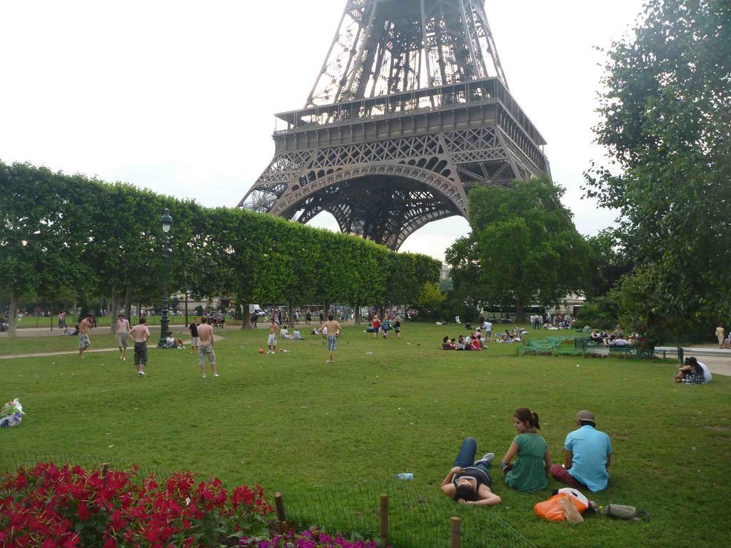 Apartamento Eiffel Tower Champs De Mars París Exterior foto